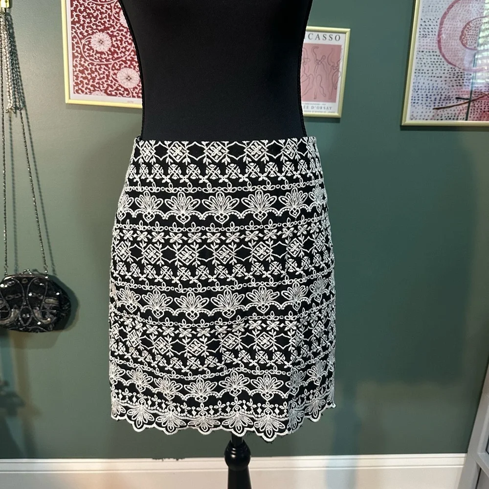 💕Loft NWT Black and White Embroidered Skirt Women’s Size 2